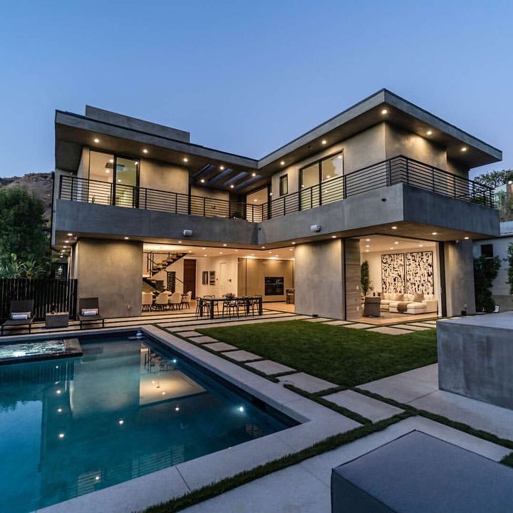 Moderne Luxusvilla mit Pool – Perfekt inszeniert für hochwertiges Immobilienmarketing