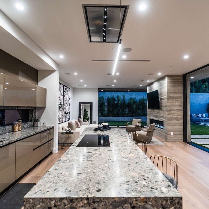 Moderne Luxusvilla mit offener Inselküche – Hochwertige Innenaufnahme für Immobilienmarketing