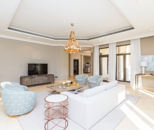 Elegantes Wohnzimmer einer Villa auf Palm Jumeirah mit Meerblick